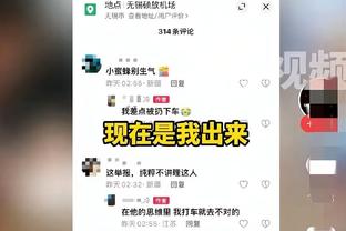 西超杯决赛1-4惨败死敌，赛后巴萨主帅哈维拥抱主席拉波尔塔